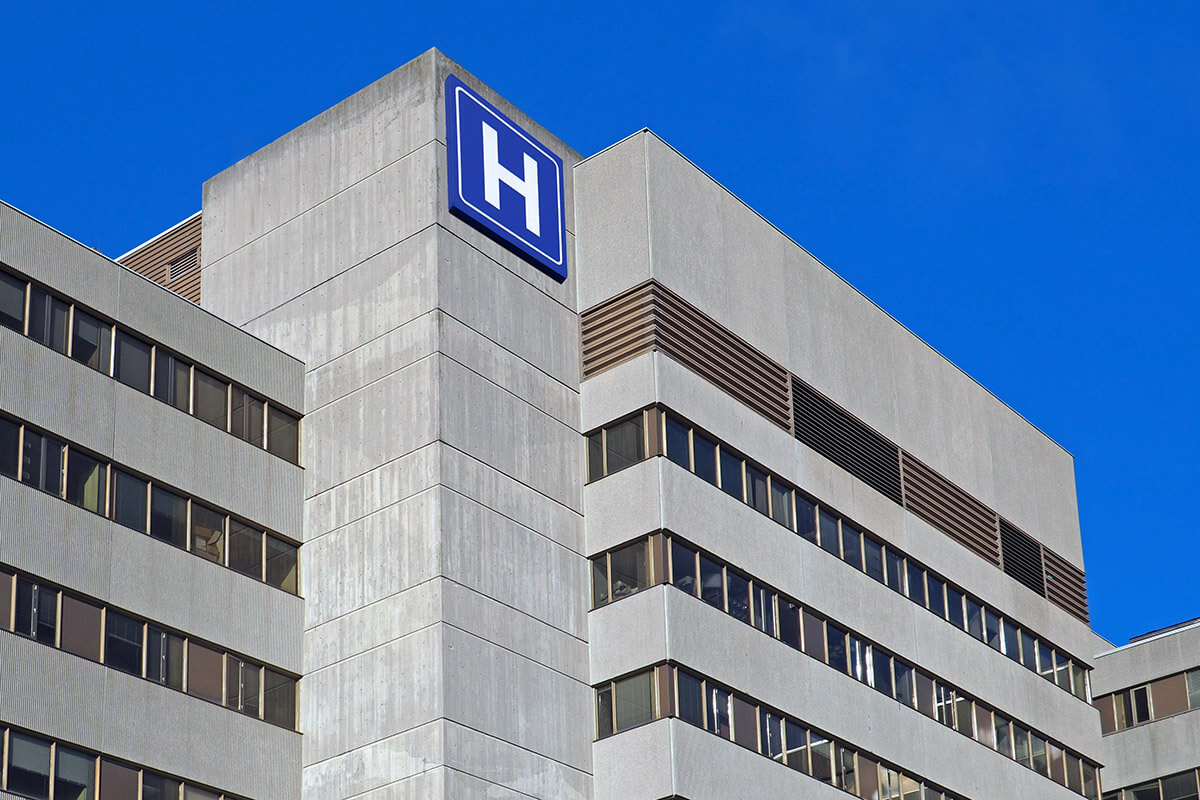 hôpital avec panneau H bleu