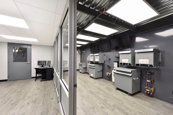 Sala de equipos de laboratorio para la calidad de la energía y de observación